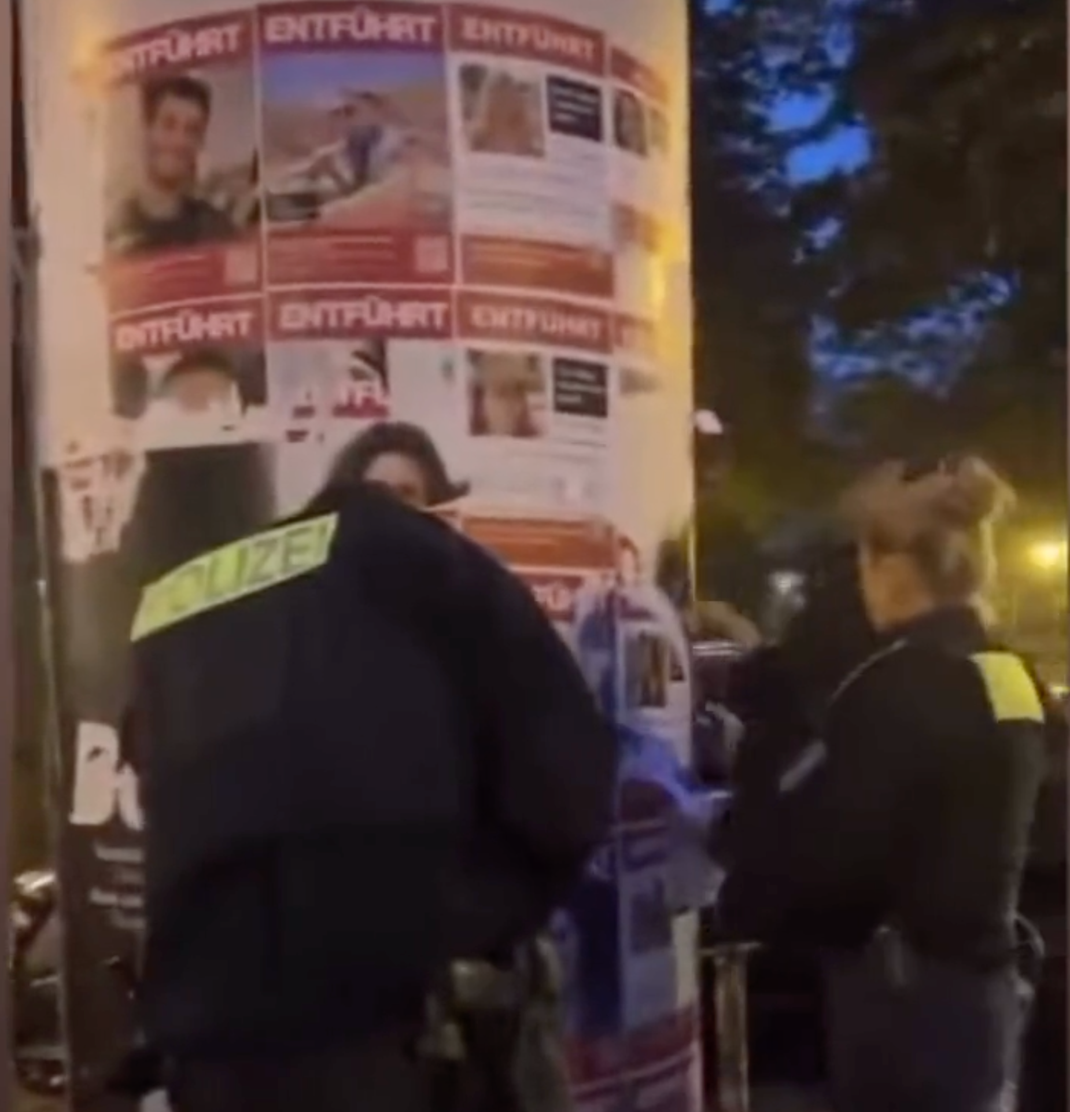 Die Berliner Polizei hat Plakate von entführten israelischen Geiseln von einer Litfaßsäule