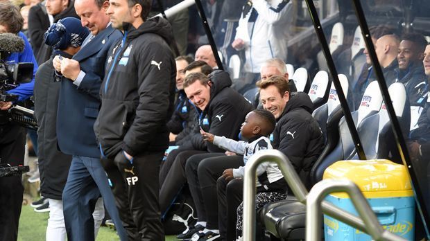 
                <strong>Newcastle-Coach Benitez bekommt Autogramm von Spieler-Sohn</strong><br>
                Die Newcastle-Betreuer lachen sich über die lustige Aktion von Klein-Sissoko schlapp. 
              