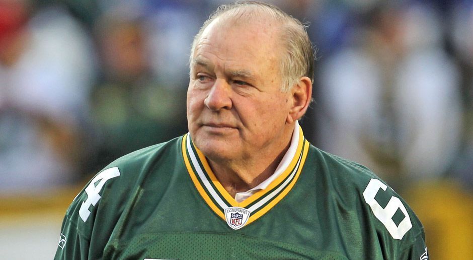 
                <strong>Jerry Kramer</strong><br>
                Dieser Mann ist eine lebende NFL-Legende. Mit den Green Bay Packers gewann Jerry Kramer den Super Bowl I und II - zudem wurde er zuvor fünf Mal NFL-Meister, als es den Super Bowl in der aktuellen Form noch nicht gab. Er spielte die Postion des Guard und des Kicker. Sein Trainer damals: Kein geringer als ein gewisser Vince Lombardi ...
              