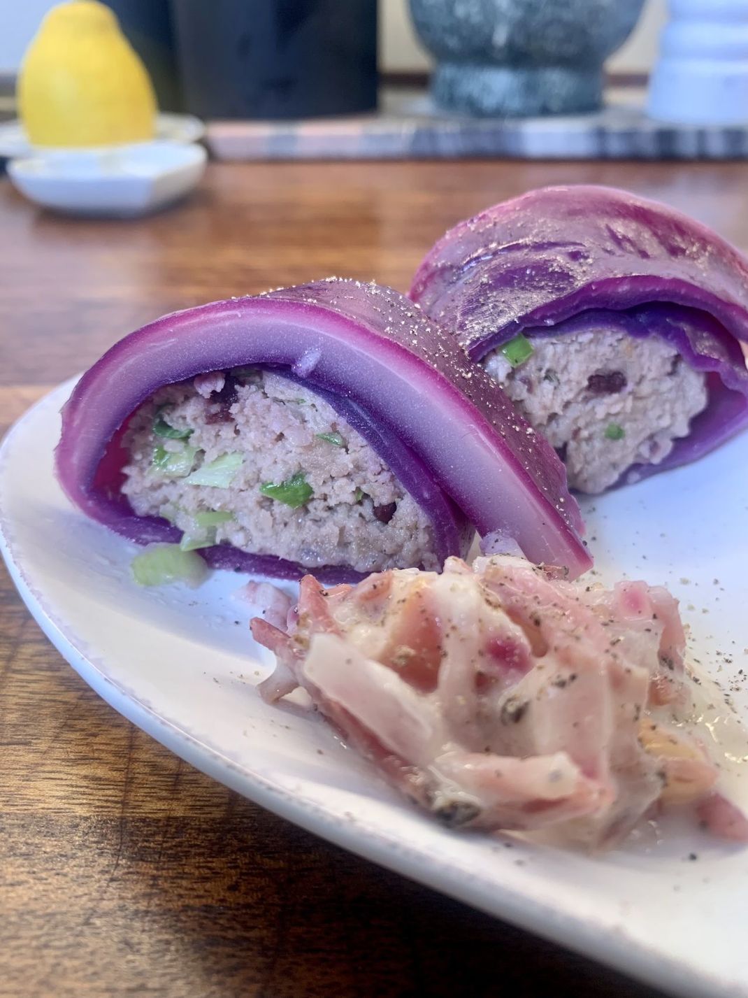 Unser einfaches, gelingsicheres Rezept für die Rotkohl-Rouladen mit Apfel ist ein Gaumenschmaus. 