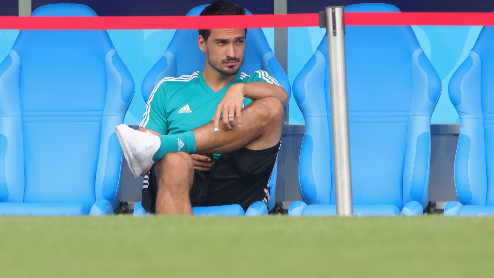 
                <strong>Innenverteidiger: Mats Hummels</strong><br>
                Mats Hummels hatte Hals. Nach der Mexiko-Pleite und vor dem Schweden-Spiel. Jetzt muss Hummels zeigen, dass er nach seiner Team-Kritik selbst mit starker Leistung vorneweg geht. Sowohl Boateng als auch Hummels hatten schon Situationen, in denen sie durch unnötig offensives Verteidigen die deutsche Defensive völlig entblößten. Hummels muss sich jetzt auf das Wichtigste konzentrieren: Die Mitte endlich zumachen, Konter unterbinden und die Spieler um ihn herum führen.
              