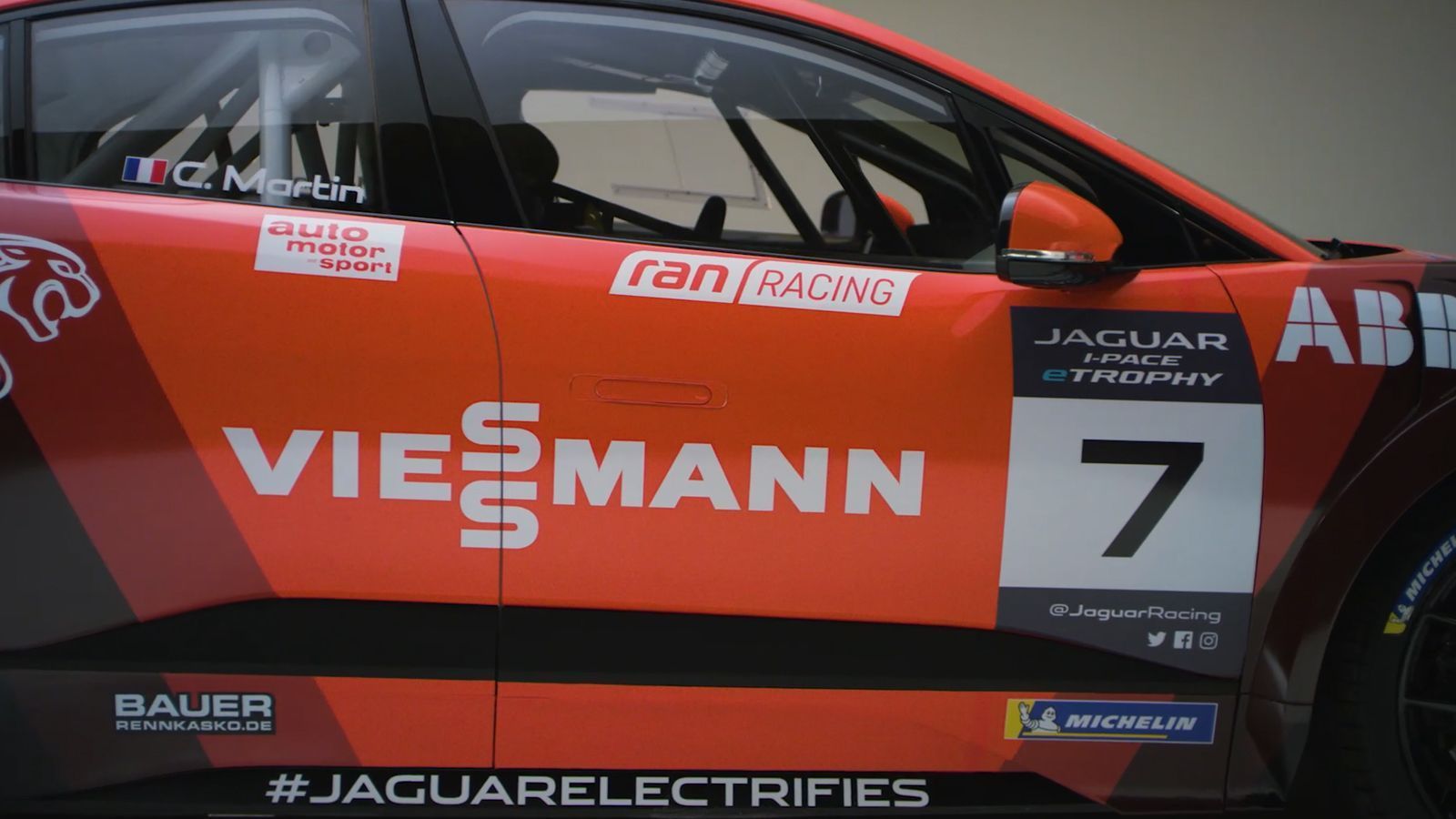 
                <strong>I-PACE eTrophy: Das ist das Auto des Team Germany</strong><br>
                Der Bolide des Team Germany präsentiert sich seit dem zweiten Rennen in Rot mit schwarzen Elementen. Wie bei allen Autos der eTrophy ist der Bolide eine modifizierte Version des I-PACE.
              