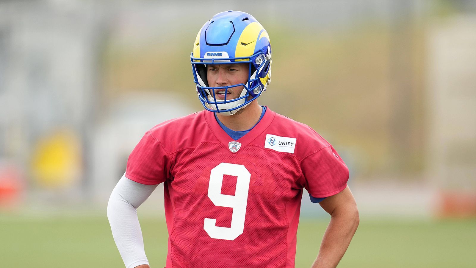 <strong>Los Angeles Rams: Stärken (Offensive)</strong><br>
                Auch wenn die Los Angeles Rams sich ebenfalls in einer Art Umbau befinden, stehen mit Matthew Stafford (Quarterback) und Cooper Kupp (Wide Receiver) noch zwei der wichtigsten Eckpfeiler. Allerdings verpassten beide Akteure verletzungsbedingt ein paar Partien in der abgelaufenen Spielzeit.&nbsp;