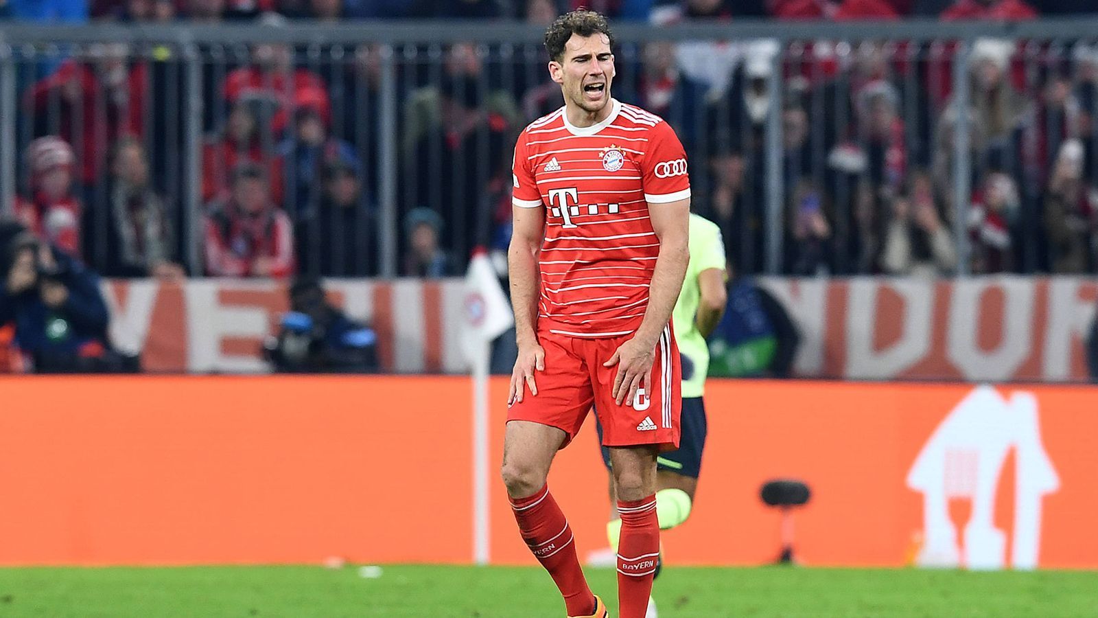 
                <strong>Goretzka und Tuchel beschweren sich über Rasen </strong><br>
                Nach dem Aus in der Champions League kritisierten mehrere Bayern-Profis die Platzverhältnisse in der Arena. Nationalspieler Leon Goretzka sah sogar in dem Rasen eine Mitschuld für die misslungene Revanche im Rückspiel: "Am Ende des Tages haben wir die Chancen, die wir hatten, nicht genutzt. Das kann verschiedene Gründe haben. Es klingt wie eine doofe Ausrede, aber ich glaube, auf einem anderen Platz machen wir zwei Tore mehr und kassieren eines weniger." Auch sein Trainer Thomas Tuchel wütete nicht nur gegen den Schiedsrichter, sondern auch gegen den Platz: "Der Rasen, die Platzverhältnisse haben dem Niveau nicht den nötigen Rahmen gegeben." Die Bayern-Spieler rutschten mehrmals aus, Verteidiger Dayot Upamecano landete kurz vor dem Gegentor auf dem Hosenboden und sah dadurch sehr unglücklich aus.
              