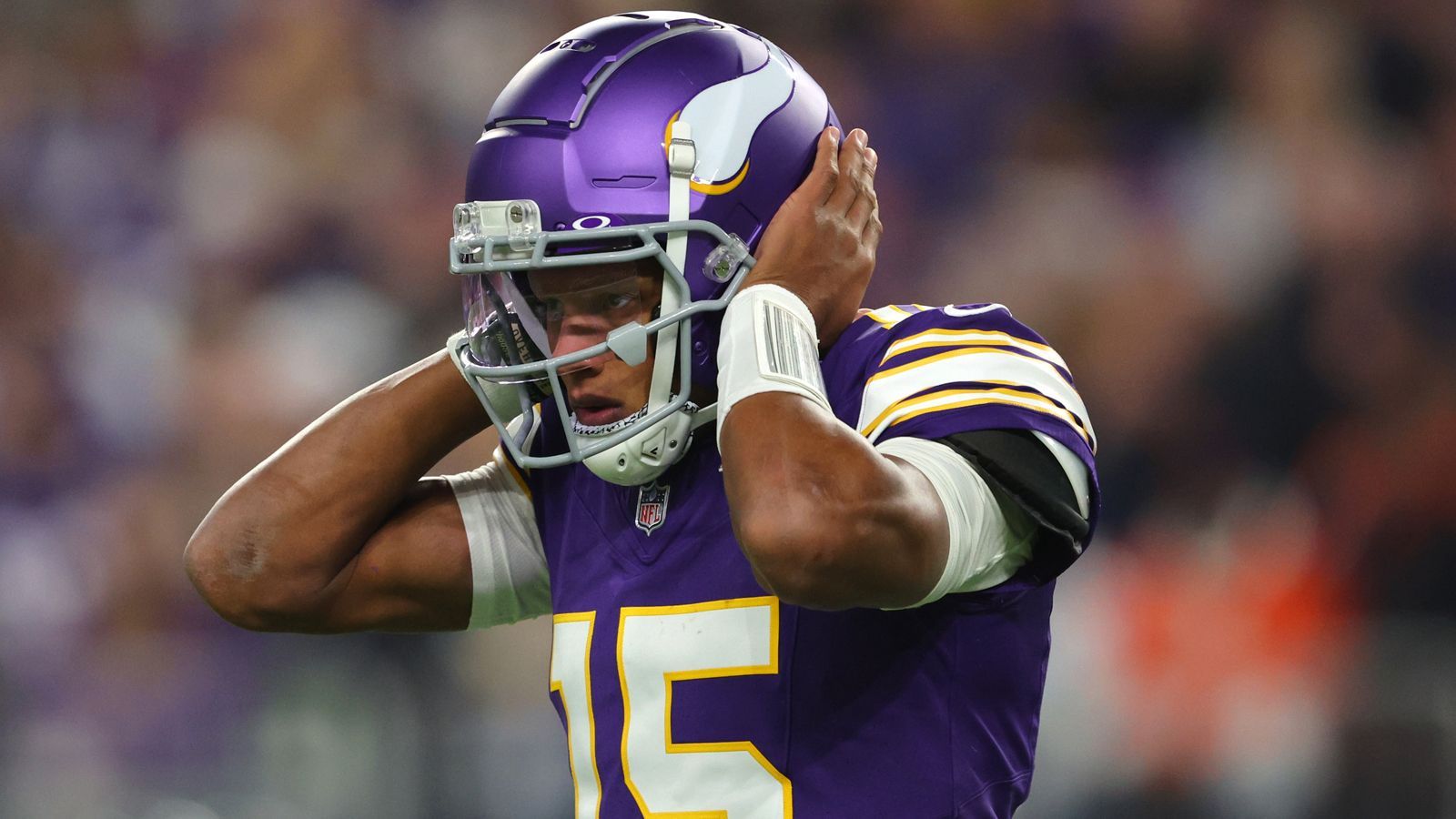 <strong>Verlierer: Josh Dobbs (Minnesota Vikings)</strong><br>Trainer Kevin O'Connell sprach für das nächste Spiele keine Einsatzgarantie aus: "Er steigert sich. Aber wir müssen uns jede Position anschauen und alles analysieren. Jaren Hall ist wieder da und auch Nick Mullens ist verfügbar." Das klingt nach einem möglichen QB-Wechsel.