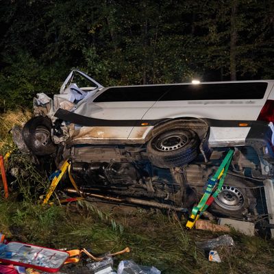 Ein Kleintransporter liegt an der Unfallstelle in Nordbayern am Straßenrand.