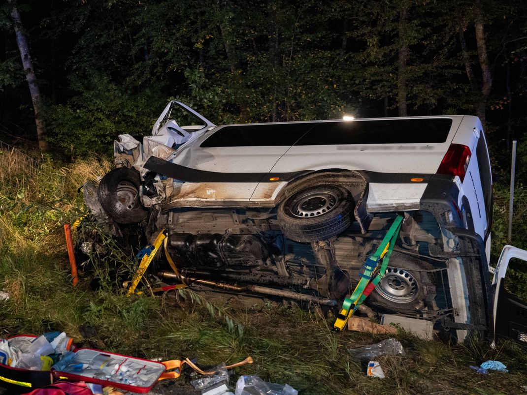 Beim Frontalzusammenstoß eines Pkws mit einem Kleinbus in Nordbayern sterben drei Menschen, sieben weitere werden teils schwer verletzt.