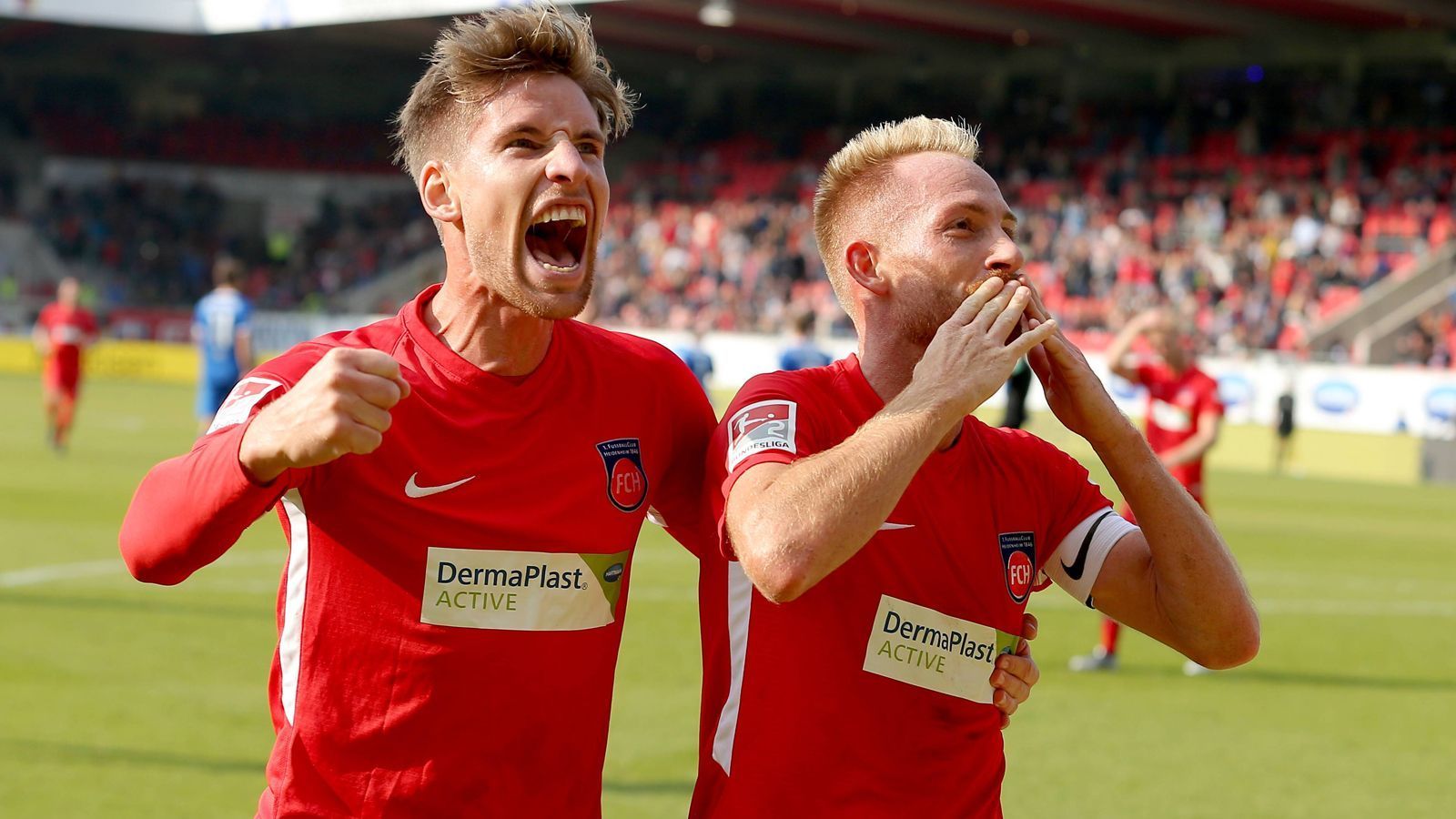 
                <strong>1. FC Heidenheim (6. Platz, 30 Punkte)</strong><br>
                Transfers: Der Kader des 1. FC Heidenheim bleibt gegenüber der Hinrunde praktisch unverändert. Mit Kevin Lankford und Kolja Pusch (Foto, links) verließen lediglich zwei Spieler den Klub - Lankford in Richtung FC St. Pauli, Pusch in Richtung Österreich. Gerne würde die Vereinsführung Angreifer Robert Leipertz aus Ingolstadt zurückholen. Aufgrund einer Operation wäre dieser zunächst allerdings nicht einsatzbereit.Erstes Spiel 2019: Holstein Kiel (Heim, Mittwoch, 20:30 Uhr)
              