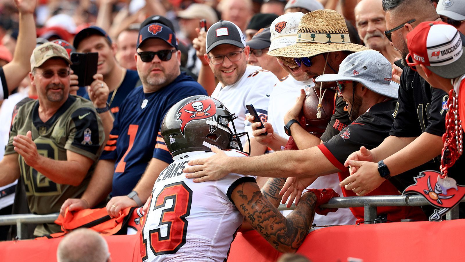 
                <strong>Gewinner: Der Bucs-Fan, der den Ball nach Bradys 600. Touchdown erhielt</strong><br>
                Das hätte schlechter laufen können für Byron Kennedy. Für den Fan, dem Mike Evans nach Tom Bradys 600. Touchdown-Pass den Ball überreichte. Nach kurzer Diskussion mit einem Buccaneers-Verantwortlichen gab er den geschichtsträchtigen Ball zurück. Und erhielt dafür im Gegenzug zwei signierte Brady-Jerseys, einen Bucs-Helm, ein signiertes Trikot und die im Spiel getragenen Schuhe von Mike Evans, einen 1000-Dollar-Gutschein für den Fanshop, Season-Tickets für die verbleibende und die kommende Saison sowie einen Bitcoin von Tom Brady persönlich (momentaner Wert: ca. 53.740 Euro).
              