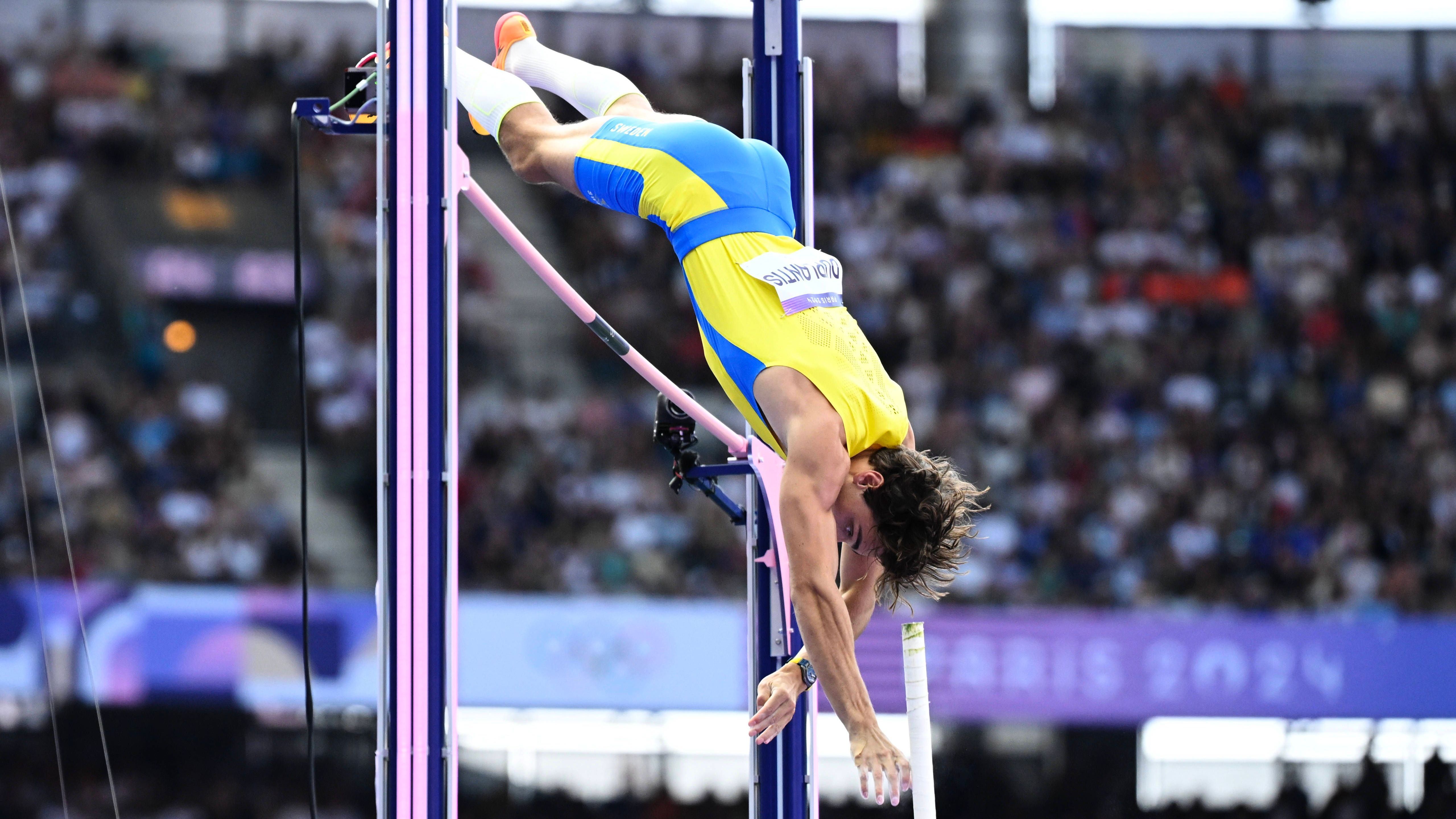 <strong>Olympia 2024: Die besten Bilder des achten Tages</strong><br>Nur Fliegen ist schöner! Die Leichtathletik-Wettbewerbe sind im vollen Gange und auch die Stabhochspringer müssen sich im Rahmen der Qualifikation präsentieren. Für besonders spektakuläre Bilder sorgt der schwedische Superstar und Weltrekordhalter Arnaud Duplantis. <strong>ran zeigt euch die besten Bilder des achten Wettkampftages.</strong>