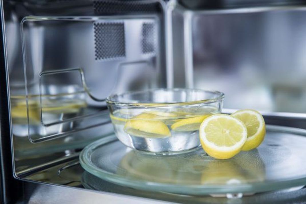 Fettige, klebrige Essens-Spritzer in der Mikrowelle sind dank Zitronen-Trick kein Thema mehr. Beim Backofen klappt das übrigens auch.