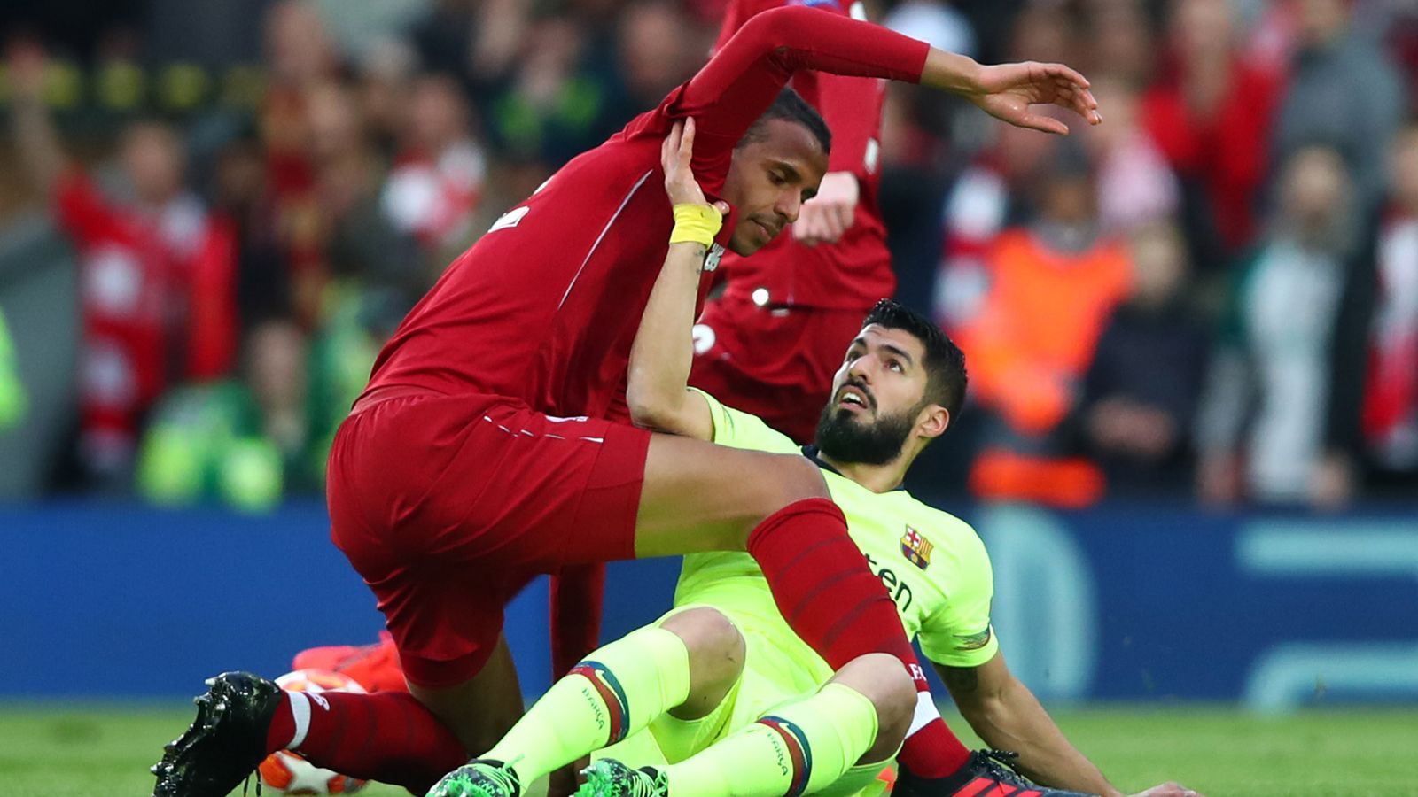 
                <strong>Joel Matip</strong><br>
                Mit tollem, eröffnenden Pass vor dem 1:0 auf Mane. Kann Messi in der ersten Halbzeit frei vorm Tor im letzten Moment vom Ball trennen. Legt Messi kurz vor der Strafraumkante und bekommt dafür gelb. ran-Note: 2
              