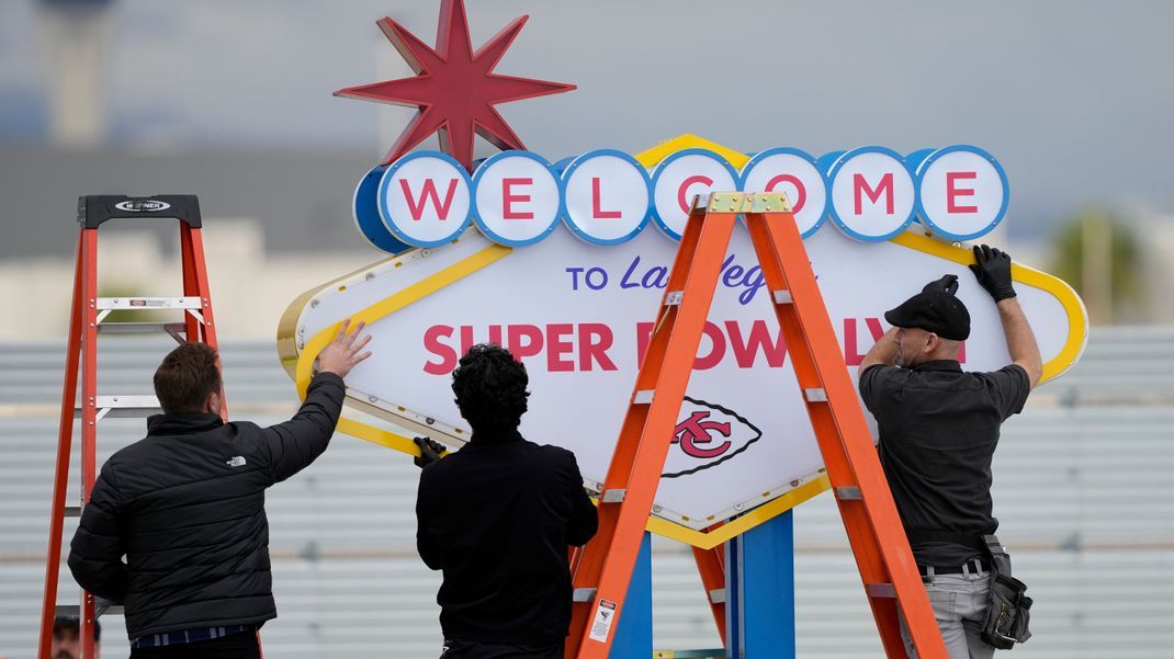 Las Vegas: Arbeiter bereiten ein "Willkommen in Las Vegas"-Schild für die Ankunft der Teams vor dem NFL 58. Super Bowl zwischen den San Francisco 49ers und den Kansas City Chiefs vor.