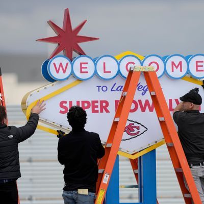 Las Vegas: Arbeiter bereiten ein "Willkommen in Las Vegas"-Schild für die Ankunft der Teams vor dem NFL 58. Super Bowl zwischen den San Francisco 49ers und den Kansas City Chiefs vor.