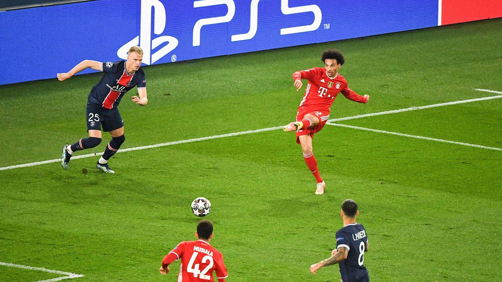 
                <strong>3. Leroy Sane als Sinnbild für Bayerns Flügel-Problem</strong><br>
                Die Bühne war bereitet. Bayern musste ein 2:3 aus dem Hinspiel aufholen, Lewandowski verletzt, Gnabry isoliert. So richteten sich der Fokus auf Leroy Sane, im Sommer als "Königstransfer" nach München gekommen blieb Sane - drei Champions-League-Tore - bislang hinter den Erwartungen zurück. In Paris schloss Sane zunächst selbst ab, statt den besser postierten Thomas Müller anzuspielen und in der Schlussphase übersah er die mitgelaufenen Teamkollegen im Rückraum. Über die Außenmikrofone war außerdem zu hören, wie Sane immer wieder zur Arbeit gegen den Ball angespornt wurde.
              