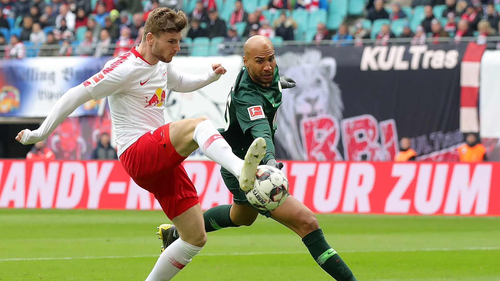 
                <strong>Timo Werner</strong><br>
                Einer der talentiertesten deutschen Angreifer hat bereits durchklingen lassen, dass er gerne zum FC Bayern wechseln würde. Doch sehr konkret ist der Flirt zwischen Timo Werner und dem Rekordmeister noch nicht geworden, das ist auch Ralf Rangnick aufgefallen, Werners aktuellem Trainer bei RB Leipzig. Ob der Marktwert von 65 Millionen Euro die Münchner abschreckt? Werner hat nur noch ein Jahr Vertrag und obwohl die Bayern bereit sind, 80 Millionen für einen Transfer auszugeben, wägen sie eine Verpflichtung von Werner offenbar ganz genau ab. 
              