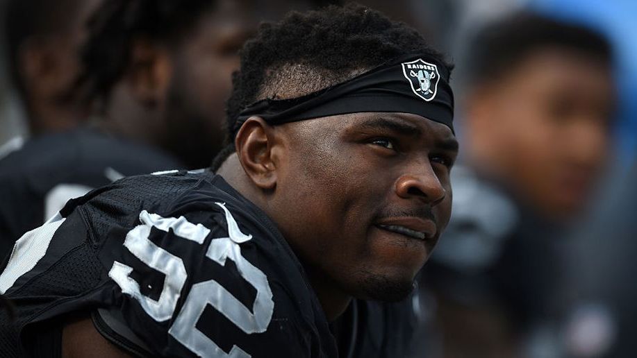 <strong>Khalil Mack</strong><br>
                Der Star-Defensive-End, der mittlerweile bei den Los Angeles Chargers unter Vertrag steht, ist nicht nur ein Quarterback-Jäger, sondern auch ein begnadeter Musiker. Am College hat er sich selbst das Gitarre-Spielen beigebracht und zudem eigene Songs geschrieben.