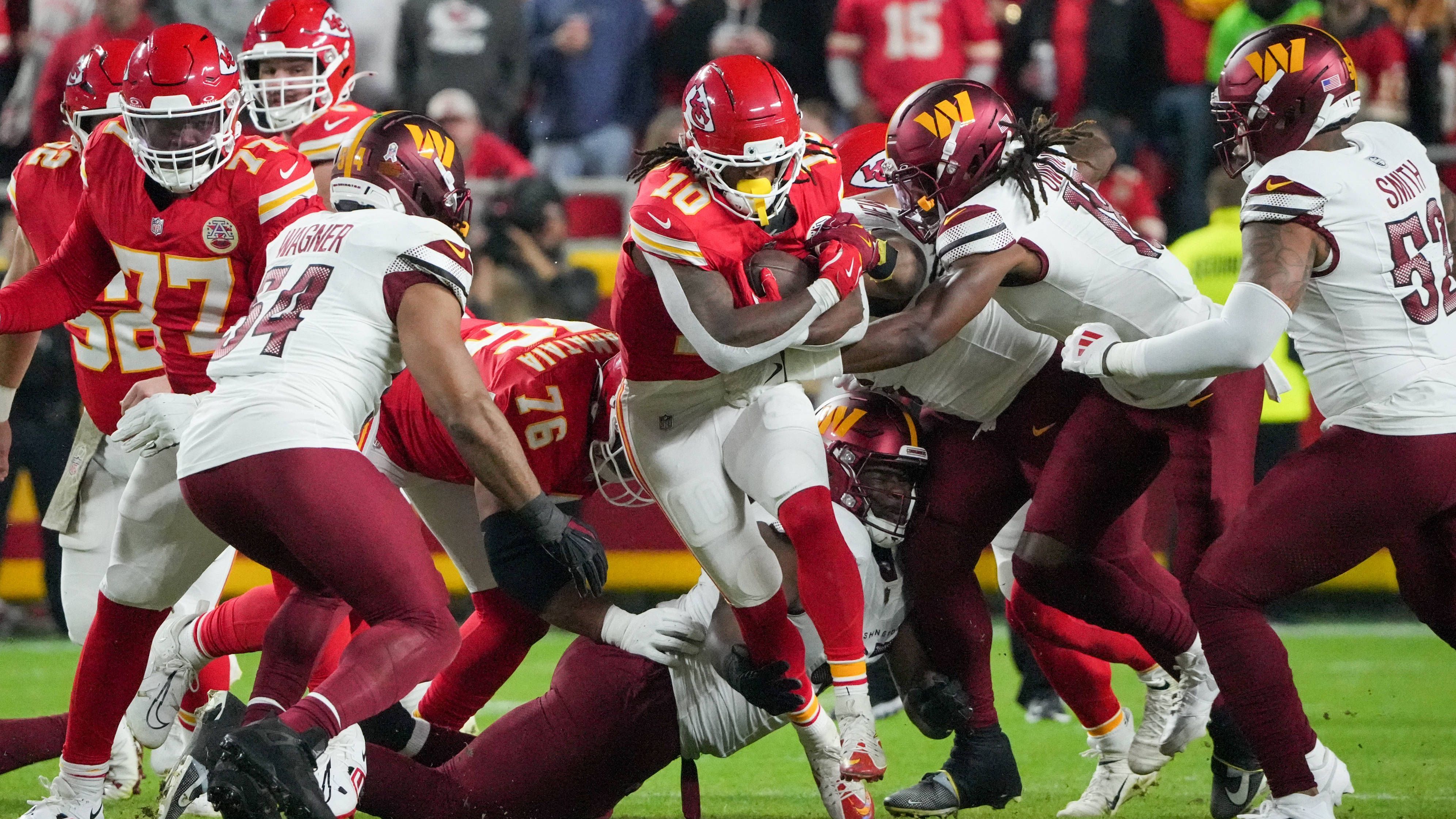 <em><strong>Isiah Pacheco (Kansas City Chiefs)</strong><br>Glück im Unglück für Isiah Pacheco: Der Running Back der Kansas City Chiefs (M.) verletzte sich beim Sieg im Monday Night Game gegen die Washington Commanders in der Schlussphase am Knie. Wie NFL-Insider Tom Pelissero berichtet, hat sich der 26-Jährige aber nur das Innenband&nbsp; überdehnt. Wann er wieder einsatzbereit ist, wird demnach von Woche zu Woche neu entschieden.</em>