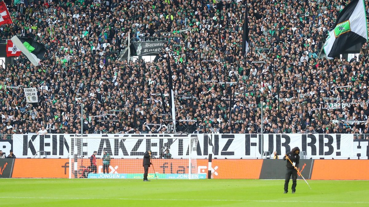 Plakate gegen Max Eberl
