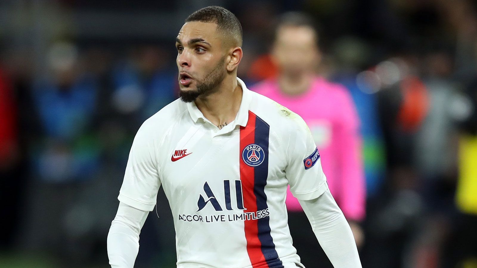 
                <strong>Layvin Kurzawa (Paris St. Germain)</strong><br>
                Für Layvin Kurzawa kam die Corona-Zwangspause zur Unzeit. Denn so verrinnt die Zeit, in der sich der Linksverteidiger für einen neuen Kontrakt bei Paris St. Germain bewerben kann. Juan Bernat scheint ihm ohnehin den Rang abgelaufen zu haben, so dass der Franzose mal auf die rechte Seite, mal ins Mittelfeld ausweichen muss. Womöglich wird sich erst nach der Entscheidung in der Trainerfrage zeigen, ob es für Kurzawa eine Zukunft bei PSG gibt.
              