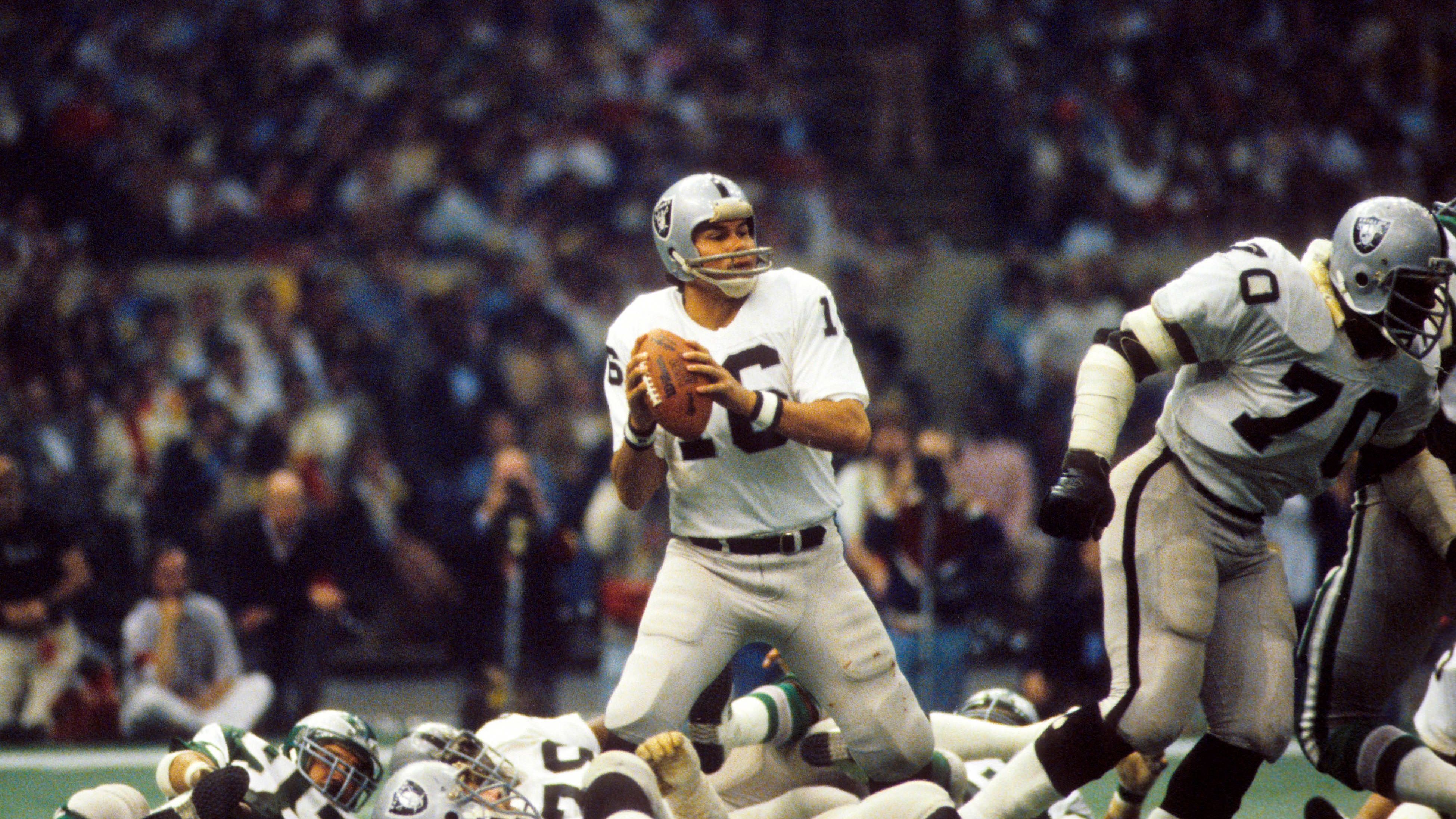 <strong>Jim Plunkett (1981) - Quarterback, Oakland Raiders</strong>