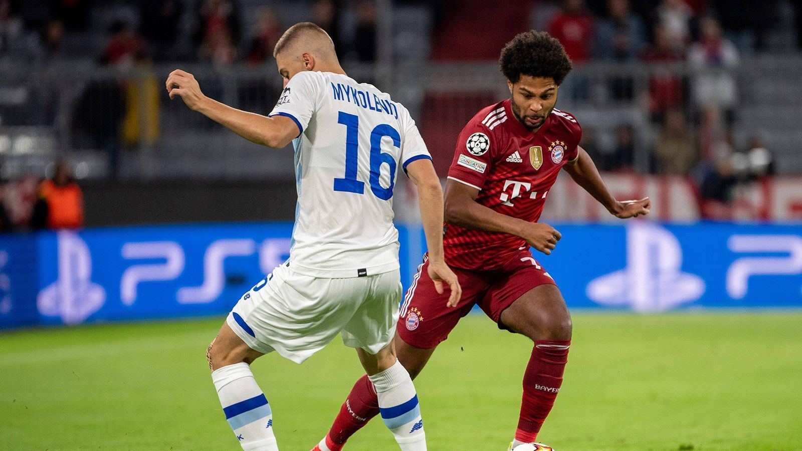 
                <strong>Serge Gnabry</strong><br>
                Trotz eines leichten Schnupfens unter der Woche quirlig und lange der auffälligste Bayer. Findet das richtige Maß zwischen Zauberei und Schnörkellosigkeit. Hätte kurz vor seinem wuchtigen Treffer zum 3:0 auch schon per Kopf treffen können. Wird sofort nach dem Tor in der 69. Minute für Jamal Musiala ausgewechselt. ran-Note: 1
              