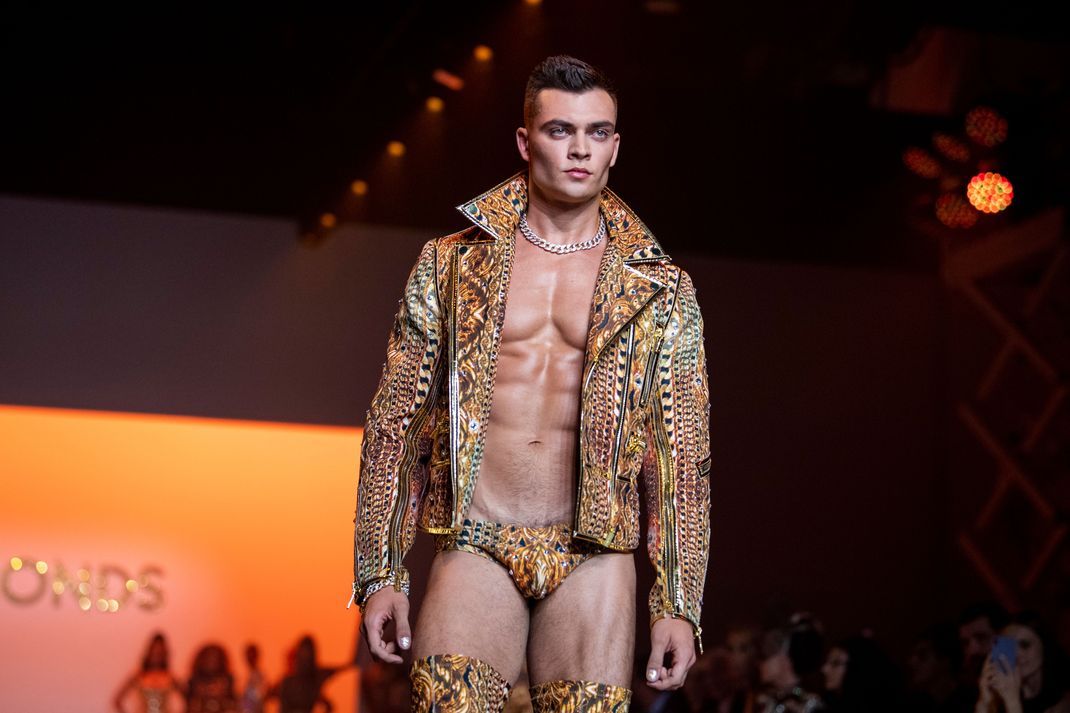 Das Model Kirill Kabachenko präsentiert eine Kreation von The Blonds im Rahmen der New York Fashion Week. 