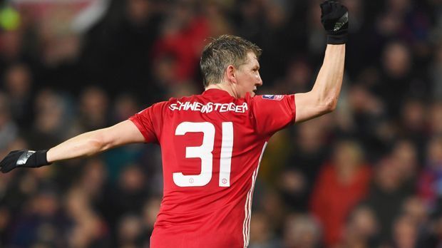 
                <strong>Bastian Schweinsteigers Startelf-Comeback für Manchester United</strong><br>
                Den Führungstreffer bereitete "Schweini" kurz vor der Pause mustergültig vor. Eine präzise Flanke von der rechten Außenbahn verwertete der Belgier Marouane Fellaini aus wenigen Metern Torentfernung per Kopf. Das dritte Tor von ManUtd leitete Schweinsteiger dann mit einem Pass aus dem eigenen Strafraum ins Mittelfeld auf Wayne Rooney auch noch mit ein. Torschütze: der ehemalige Dortmunder Henrikh Mkhitaryan.
              