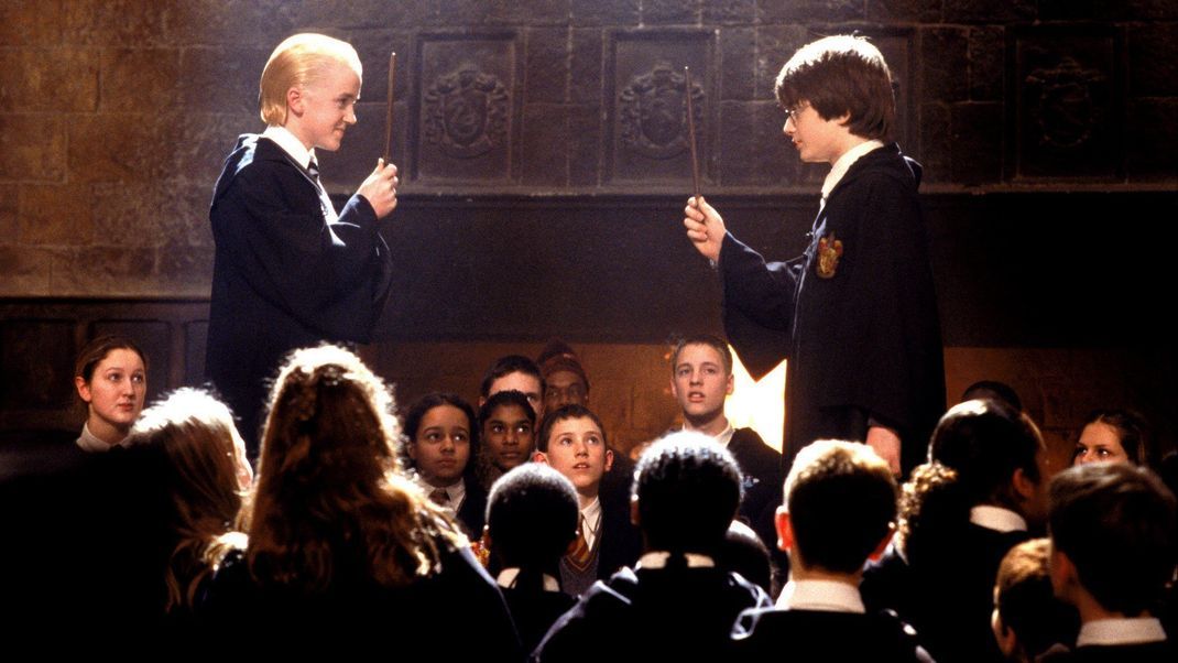 In "Harry Potter und die Kammer des Schreckens" steht während des Duells zwischen Harry und Draco ein Crew-Mitglied sichtbar neben den anderen Zauberschülern, als Draco fällt.