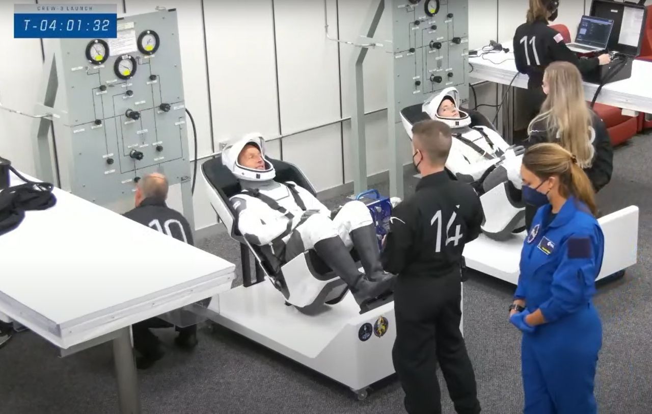 Wie Könige in alten Zeiten haben auch Astronauten eine ganze Schar von Menschen, die ihnen beim Ankleiden hilft. Elon Musk legte ausdrücklich Wert darauf, dass die neuen SpaceX-Raumanzüge stylisch aussehen.