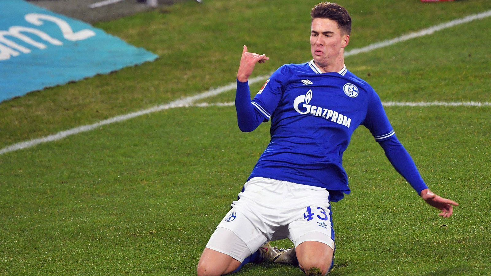 
                <strong>Matthew Hoppe (FC Schalke 04)</strong><br>
                Im Januar feierte der FC Schalke 04 mit dem Erfolg über die TSG Hoffenheim (4:0) den bislang einzigen Sieg in einer grauenhaften Saison, allein drei Treffer gingen auf das Konto von Angreifer Matthew Hoppe. "Er ist ein sehr, sehr ruhiger Junge, aber auf dem Platz gibt er Gas. Er wirft sich in jeden Zweikampf, das brauchen wir", fand Teamkollege Sead Kolasinac lobende Worte nach dem Gala-Auftritt des 20-Jährigen. Auch in den folgenden Partien gegen Frankfurt (1:3) und Köln (1:2) traf der US-Amerikaner, tauchte im Anschluss aber ab und verlor zuletzt sogar seinen Stammplatz.
              