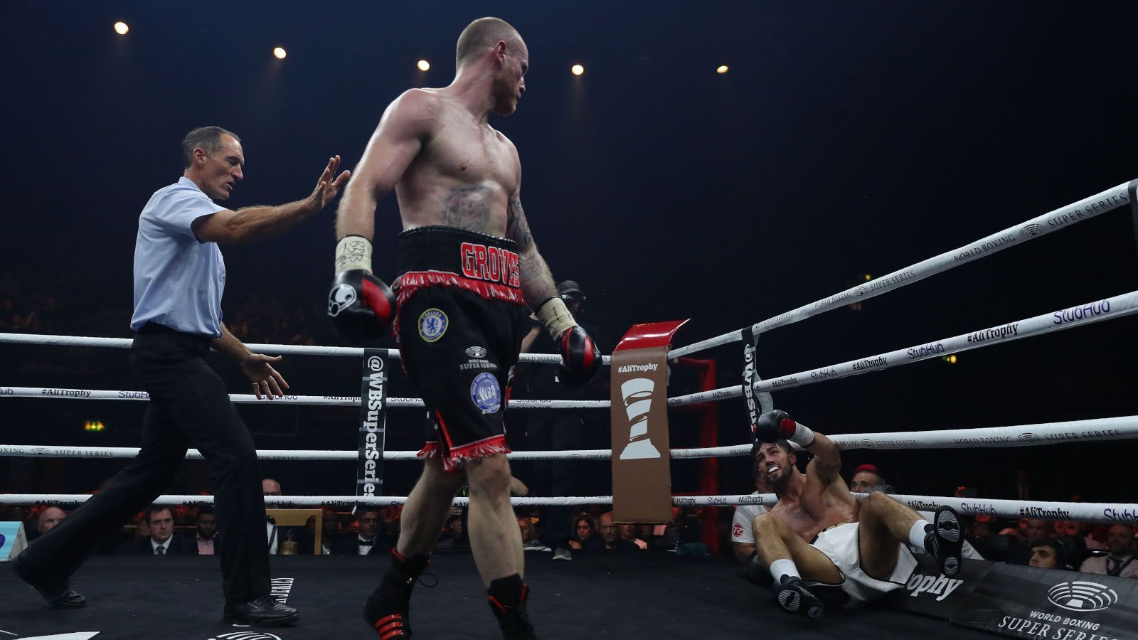 
                <strong>George Groves vs. Jamie Cox</strong><br>
                Damit katapultierte sich Groves automatisch an die Spitze der Gewichtsklasse. Nicht genug für "Saint George". Als Top-Favorit ging er ins erste Super-Mittelgewichtsturnier um die Ali Trophy und unterstrich seine Ausnahmestellung mit einem schnellen Sieg über Jamie Cox.
              