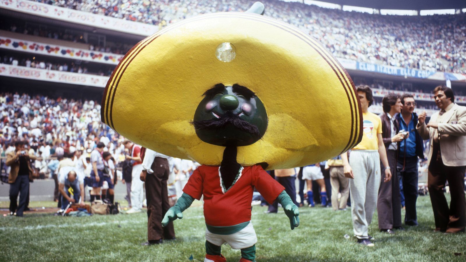 
                <strong>WM 1986 in Mexiko: Pique</strong><br>
                Bei der WM 1986 in Mexiko diente erstmal ein Gemüse, in Form einer Jalapeno, als Maskottchen. Von den Designern bekam die Figur namens Pique noch einen typischen mexikanischen Sombrero und Schnurrbart verpasst. Der Name Pique kommt aus dem spanischen und bedeutet übersetzt so viel wie pikant oder scharf. 
              