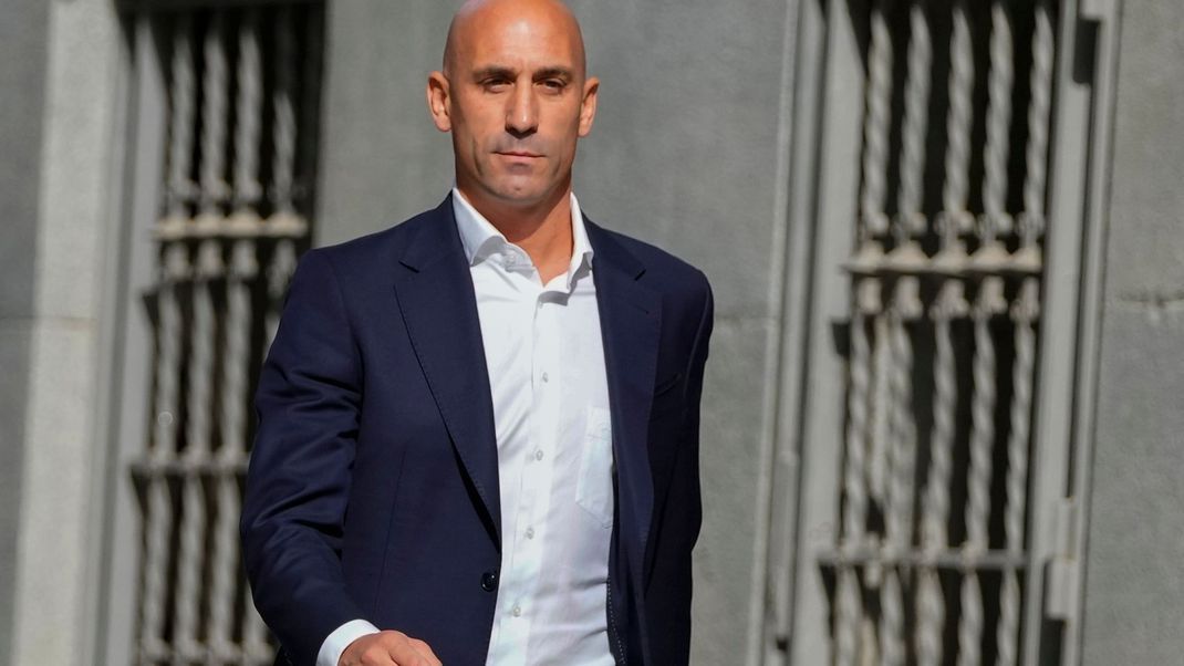 Der Ex-Fußball-Boss Luis Rubiales wurde bei seiner Rückkehr nach Spanien von der Polizei empfangen.