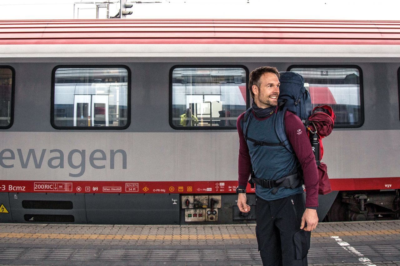 Mit dem Zug auf Tour: Christo Foerster nutzt öffentliche Verkehrsmittel statt Autos, um die Umwelt zu schonen.