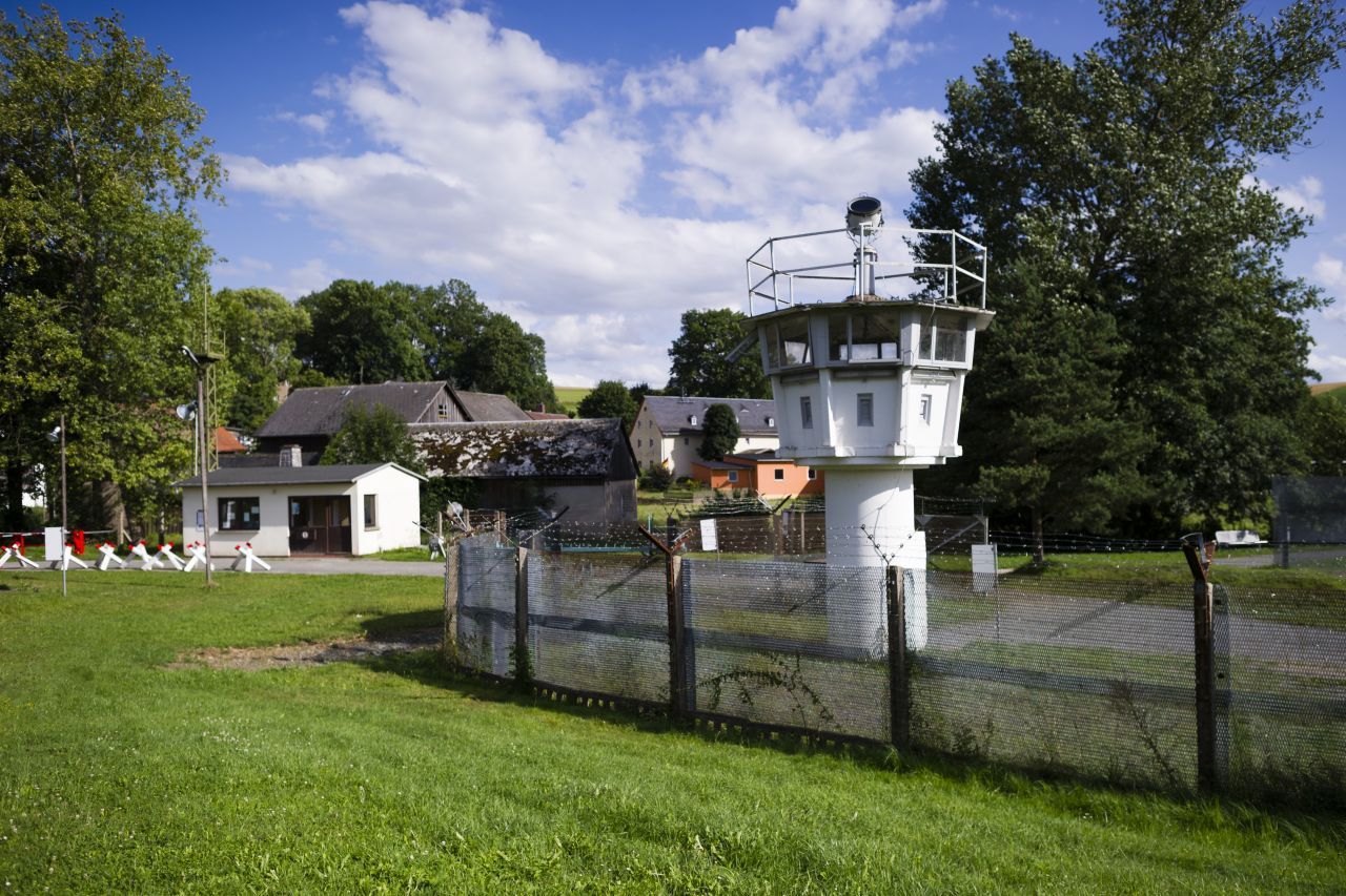 Durch das 40-Einwohner-Dorf Mödlareuth verlief die innerdeutsche Grenze. Neben einem Beobachtungsturm können auch Teile der Betonmauer besichtigt werden.