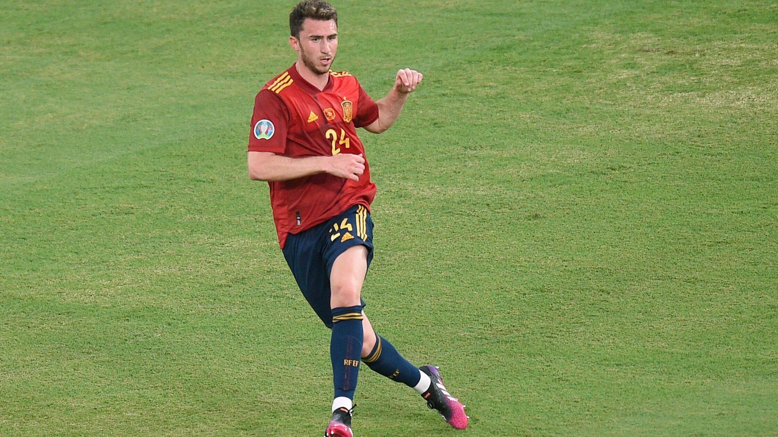 
                <strong>Aymeric Laporte</strong><br>
                Leistet stabile Defensivarbeit mit Pau Torres und versucht das Spiel aus der Abwehr zu dirigieren. Bei den wenigen Torchancen der Schweden sieht der Neu-Nationalspieler unglücklich aus und wirkt etwas hilflos. Ansonsten keine Fehler. ran-Note: 3
              