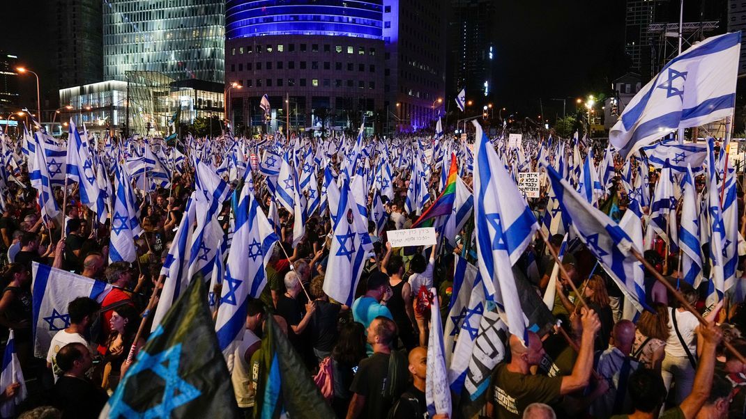 Zehntausende sind am Samstag, den 8. Juli 2023, in Tel Aviv gegen die geplante Justizreform von Ministerpräsident Benjamin Netanyahu auf die Straßen gegangen.