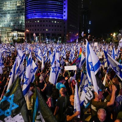 Zehntausende sind am Samstag, den 8. Juli 2023, in Tel Aviv gegen die geplante Justizreform von Ministerpräsident Benjamin Netanyahu auf die Straßen gegangen.