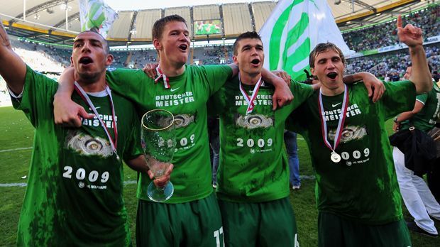 
                <strong>VfL Wolfsburg 2009</strong><br>
                2009 wurde der VfL Wolfsburg deutscher Meister. Doch wo kicken die Stars von damals heute? Und auch beim FC Bayern München oder bei Borussia Dortmund fragt man sich bei manchen Spielern: Was machen die heute? ran.de zeigt eine Auswahl von (fast) vergessenen Bundesliga-Champions.
              