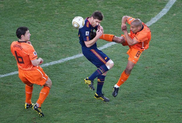 
                <strong>Nigel de Jong vs. Xabi Alonso</strong><br>
                WM-Finale 2010. Während der Niederländer de Jong (r.) nach der Partie sagte, er "bereue den Tritt nicht," schätzte Schiedsrichter Howard Webb die Situation ähnlich verharmlosend ein und verwarnte den Ex-Hamburger mit Gelb. Xabi Alonso (li.) blieb da erstmal die Luft weg.
              