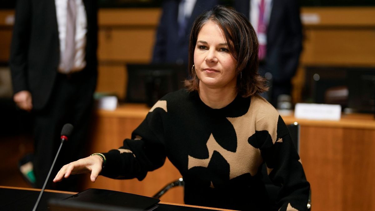 Annalena Baerbock nimmt an einem Treffen der EU-Außenminister im EU-Ratsgebäude teil.