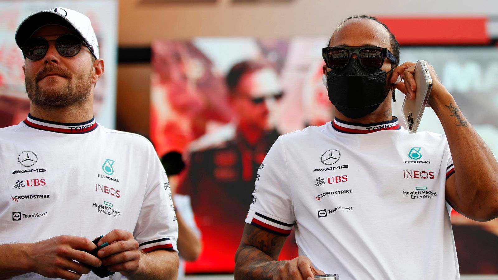 
                <strong>Hamilton entspannt</strong><br>
                Lewis Hamilton ging von Startplatz zwei aus ins Rennen, er war bei der Fahrerparade neben seinem Mercedes-Teamkollegen Valtteri Bottas entspannt.
              