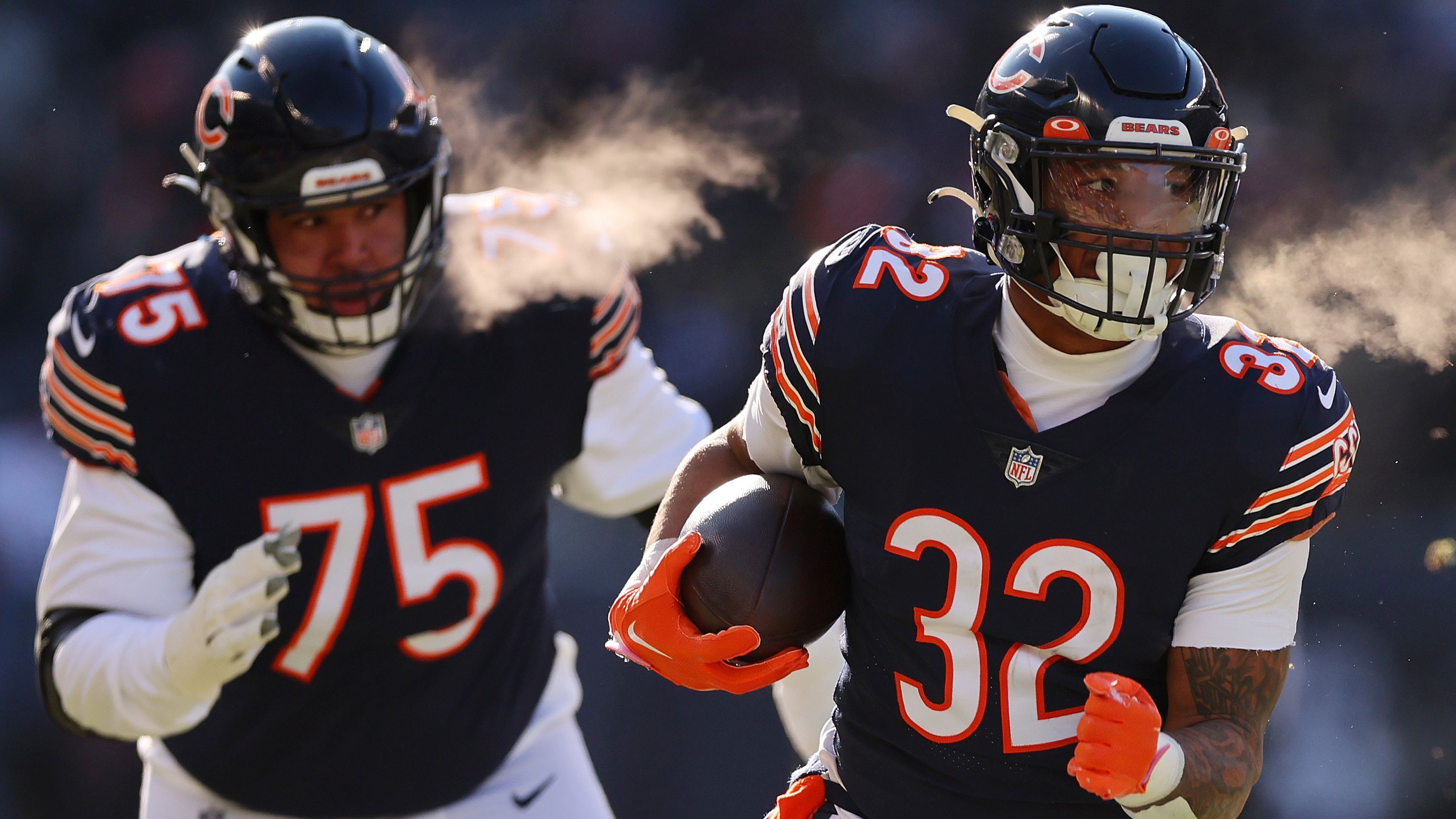 
                <strong>First Overall Pick 2023: Die Szenarien</strong><br>
                Wenn die Texans gewinnen und die Bears am Sonntag verlieren, würden die Bears den 1. Pick beim Draft in Kansas City erhalten. Verlieren sowohl die Texans als auch die Bears, erhalten die Texans den Nummer-1-Pick. Wenn die Texans gewinnen und die Bears Unentschieden spielen wird es interessant - dann hätten beide die identische Bilanz.Trotzdem würden die Texans an Position eins picken. In der Draft Order erhält das Team den Vorzug, dass den schwächeren "Strength of Schedule" hat - das ist in diesem Fall Houston. Der "Strength of Schedule" errechnet sich aus der kumulierten Bilanz der Gegner eines Teams.
              
