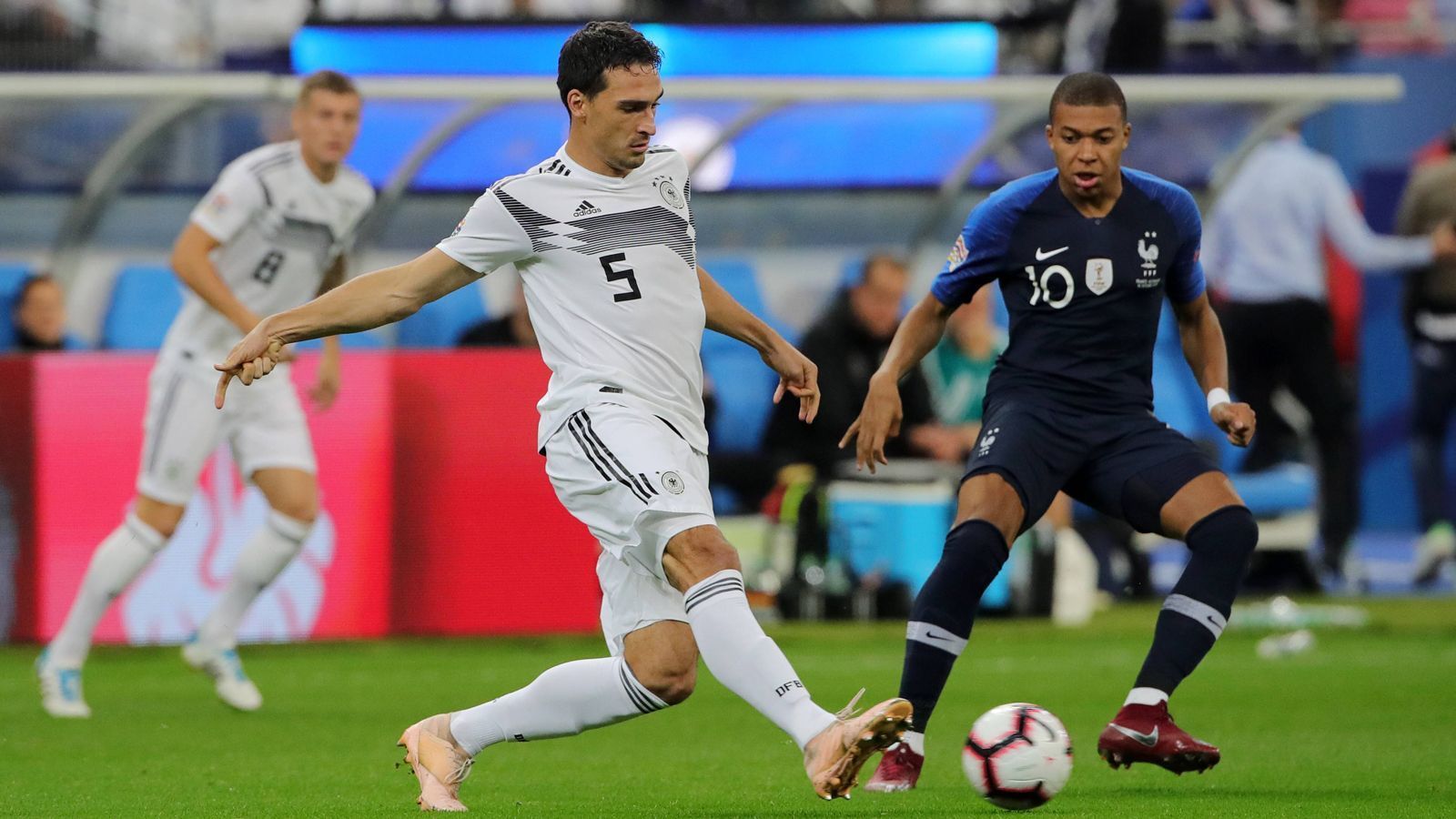 
                <strong>Mats Hummels (Deutschland)</strong><br>
                Der Routinier in der Abwehrkette bremst Griezmanns Sturm in den Strafraum mit einer wichtigen Grätsche. Die Lufthoheit gehört ihm. Seine Formschwäche kann Hummels aber auch beim Auftritt in Paris nicht immer kaschieren - so verursacht er mit einer Grätsche auch den Elfmeter gegen Matuidi vor dem 1:2. ran-Note: 3
              