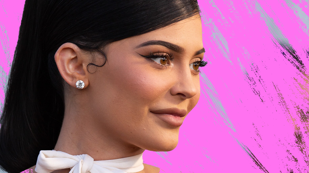 Wir berichten über das Make-up Geheimnis von Kylie Jenner – Dior Blush. In unserem Beauty-Artikel erfährst du alles über das TikTok Hype Beauty-Produkt.