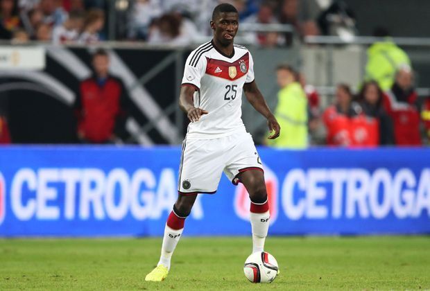 
                <strong>Antonio Rüdiger (Deutschland)</strong><br>
                Der 22-jährige Deutsche zeigte in Stuttgarts Innenverteidigung überzeugende Leistungen, sodass Rüdiger sich 2014 in den Fokus von Bundestrainer Löw spielte. Nach seinem Debüt in der A-Mannschaft war auch er für die U21 kein Thema mehr.
              