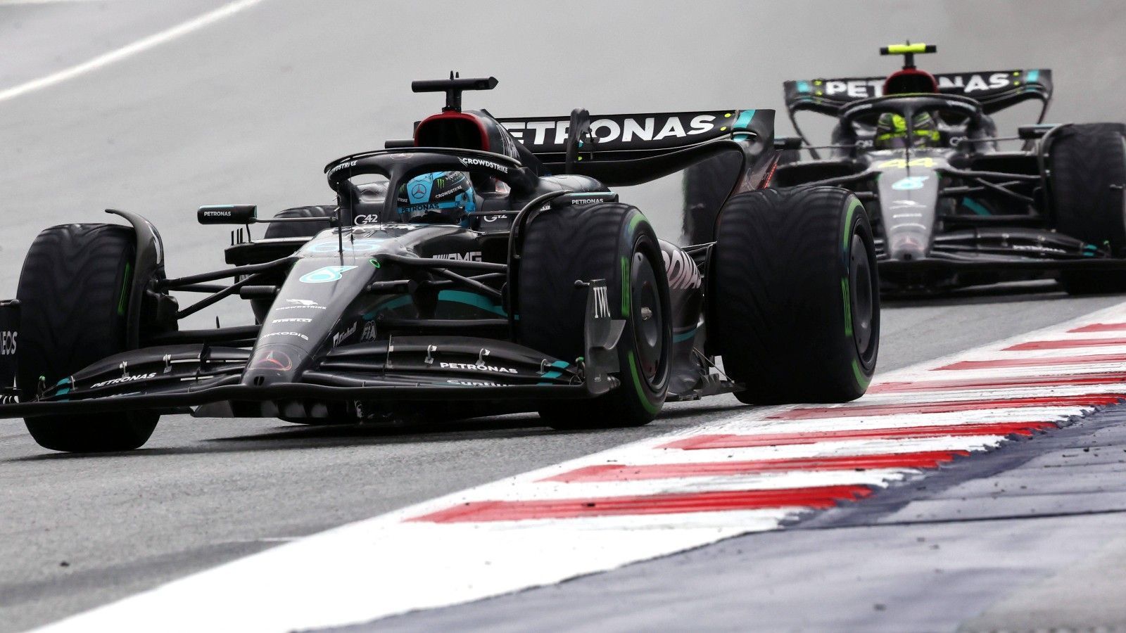 
                <strong>Verlierer: Mercedes</strong><br>
                So hatte man sich das Spielberg-Wochenende bei Mercedes nicht vorgestellt, was auch in den Worten von Teamchef Toto Wolff bei "Sky" deutlich wurde. "Es war brutal schwer, eigentlich schlechter als wir dachten." Bei den Silberpfeilen lief in Österreich so gar nichts zusammen. Es mangelte an der nötigen Pace, doch damit nicht genug. Russell klagte über Probleme an Hinter- und Vorderreifen, Hamilton hatte aufgrund von Grip-Problemen große Mühe, seinen Wagen auf der Strecke zu halten. Eine frühe Track-Limit-Strafe war die Folge. "Diese Strecke hat uns einige Bereiche gezeigt, an denen wir arbeiten müssen", zeigte sich der Rekordweltmeister frustriert. Im Zuge der nachträglichen Bestrafungen am Abend bekam Hamilton zudem noch einmal eine Zehn-SekundenStrafe aufgebrummt und verlor dadurch Rang sieben an Teamkollege George Russell. Die gute Stimmung nach den zuletzt deutlichen Fortschritten ist erstmal dahin.
              