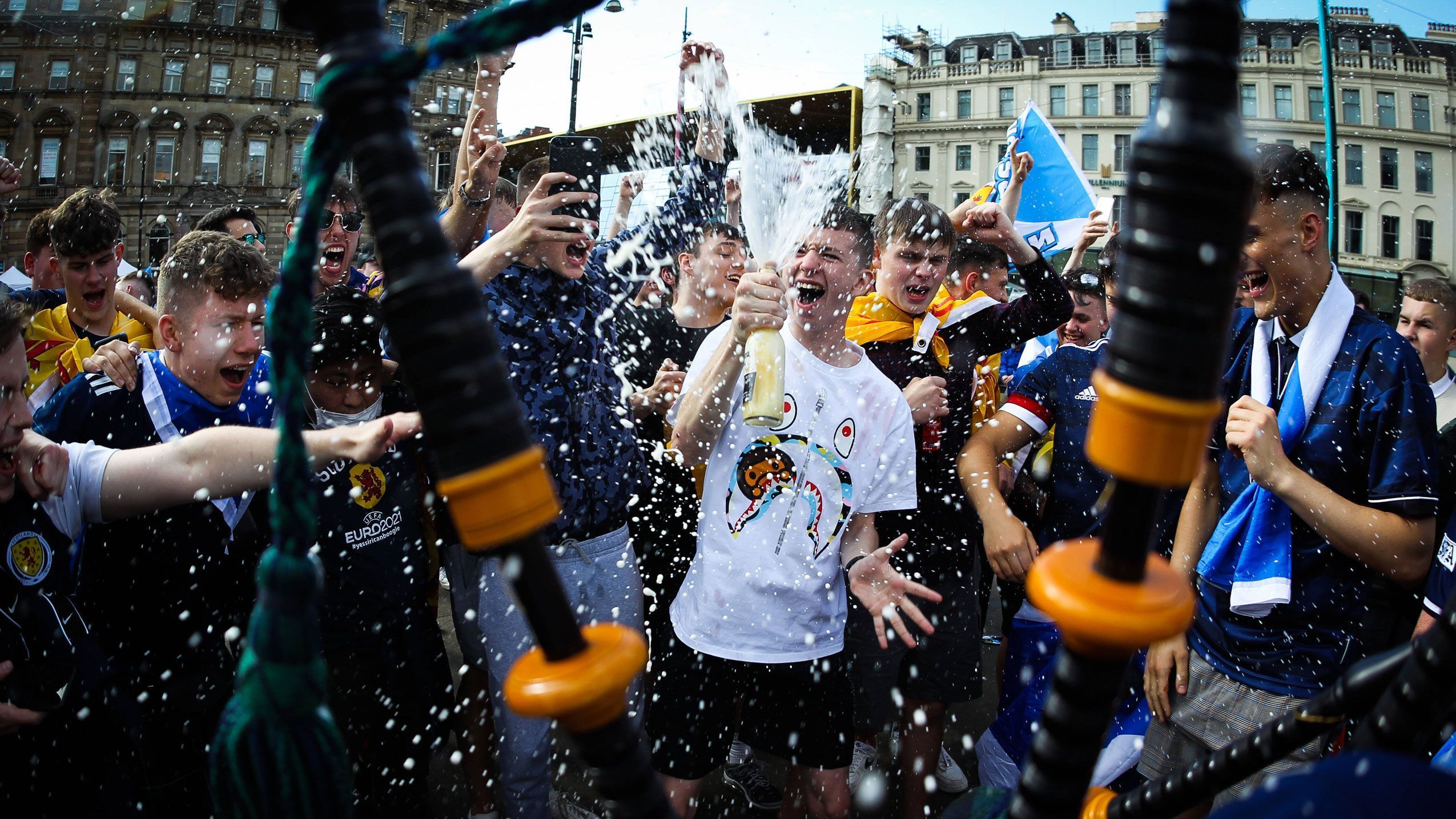 
                <strong>Erstmal ein kühles Blondes </strong><br>
                Wenn genau so viel Bier getrunken wurde, wie umhergeflogen ist, dürften alle Beteiligten einen lustigen Abend gehabt haben. 
              