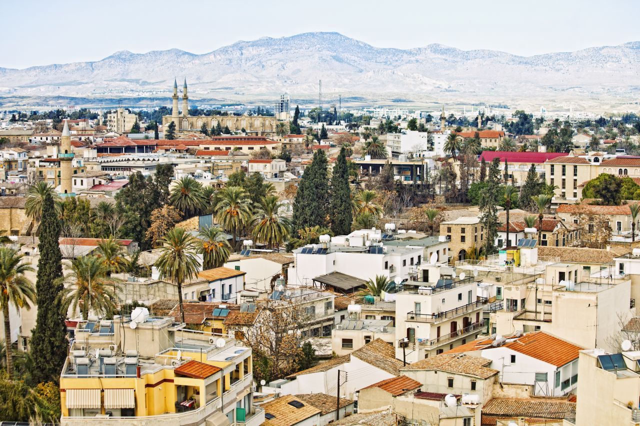 In der geteilten Hauptstadt treffen nicht nur die griechische und türkische Kultur aufeinander. Nikosia bietet überhaupt einen interessanten Mix: prachtvolle Bauten wie die Faneromeni-Kirche oder die Selimiye-Moschee, Badehäuser, Museen, Märkte, Street-Art. Die Altstadt ist das Revier der Hipster. In den Seitenstraßen entlang der Fußgängerzone "verstecken" sich It-Restaurants, stylische Bars und coole Läden.